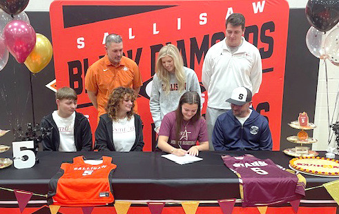 Senior signs letter with Southern Arkansas College